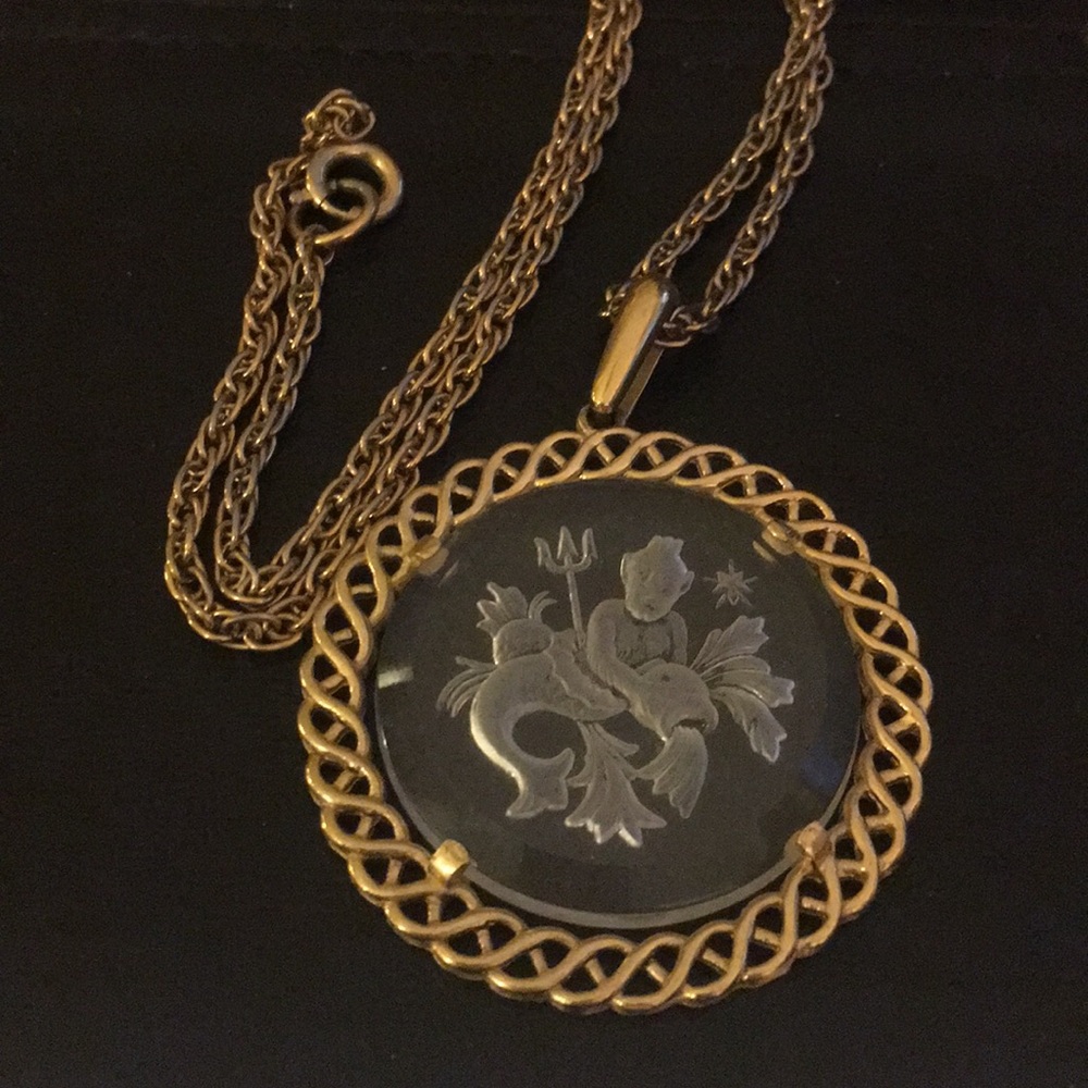 Vintage Crown Trifari Aquarius Glass Necklace